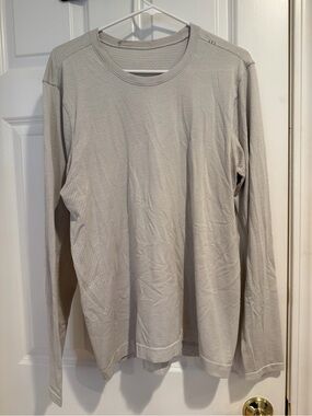 lululemon athletica Men's Long-Sleeve Crew in Light Gray